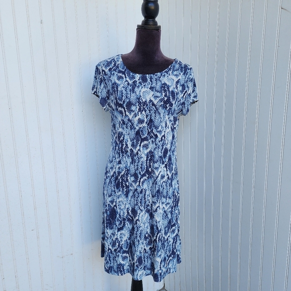 NWT TIANA B Gorgeous Blue White Snake Skin Shift Dress Short Sleeve Stretch Sz L - Picture 1 of 15